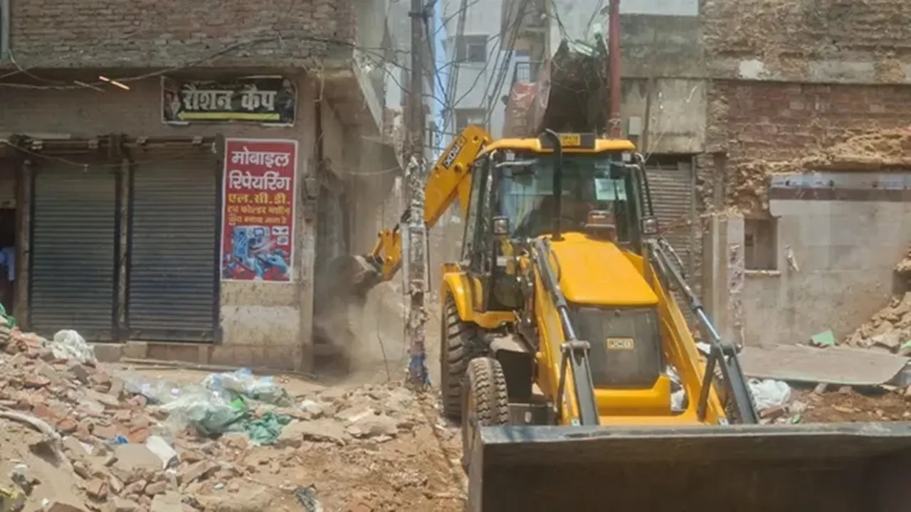 Varanasi News : दालमंडी में ध्वस्तीकरण का कार्य शुरू, भारी सुरक्षा के बीच ड्रोन से निगरानी 