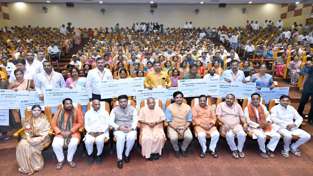 बिचौलियों ने किया शोषण... सम्मान समारोह में बोले सीएम योगी- 'ट्रेड यूनियन वाली सोच' से दूर रहें शिक्षा मित्र, अपनायें सकारात्मक नजरिया