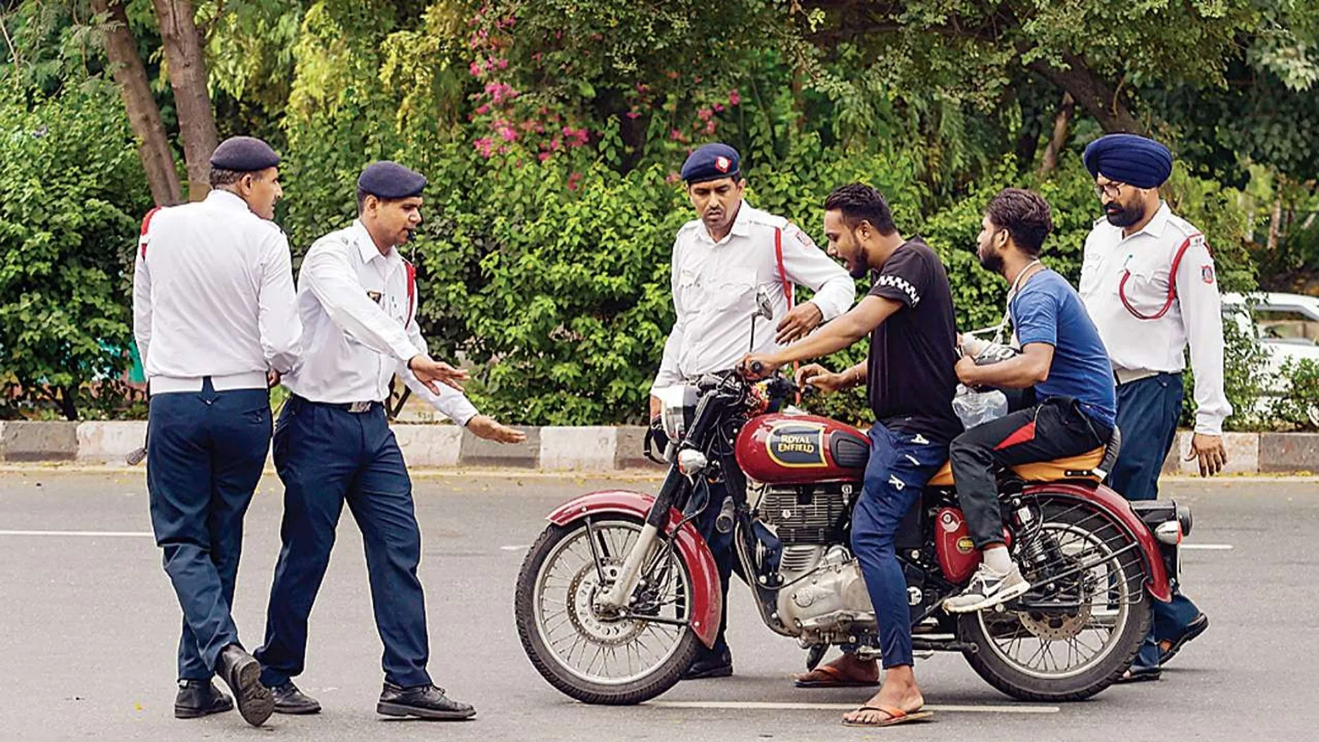 ऑपरेशन प्रहार:  एक दिन में 253 वाहनों का चालान, नो पार्किंग, रैश ड्राइविंग और गलत नंबर प्लेट वालों पर शिकंजा