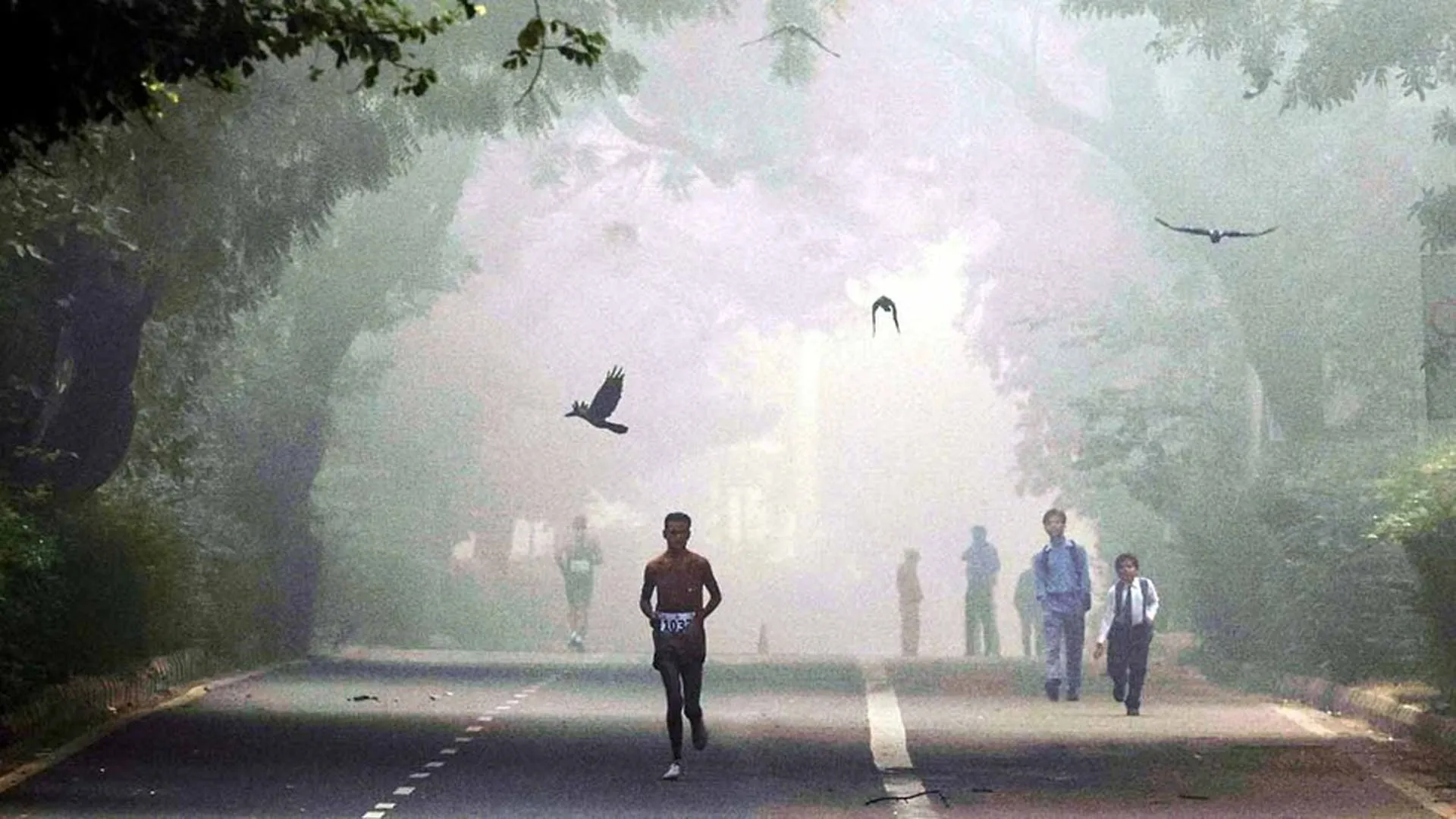 Moradabad:धूल और धुएं से घुट रहीं सांसें, बढ़ रही रोगियों की संख्या