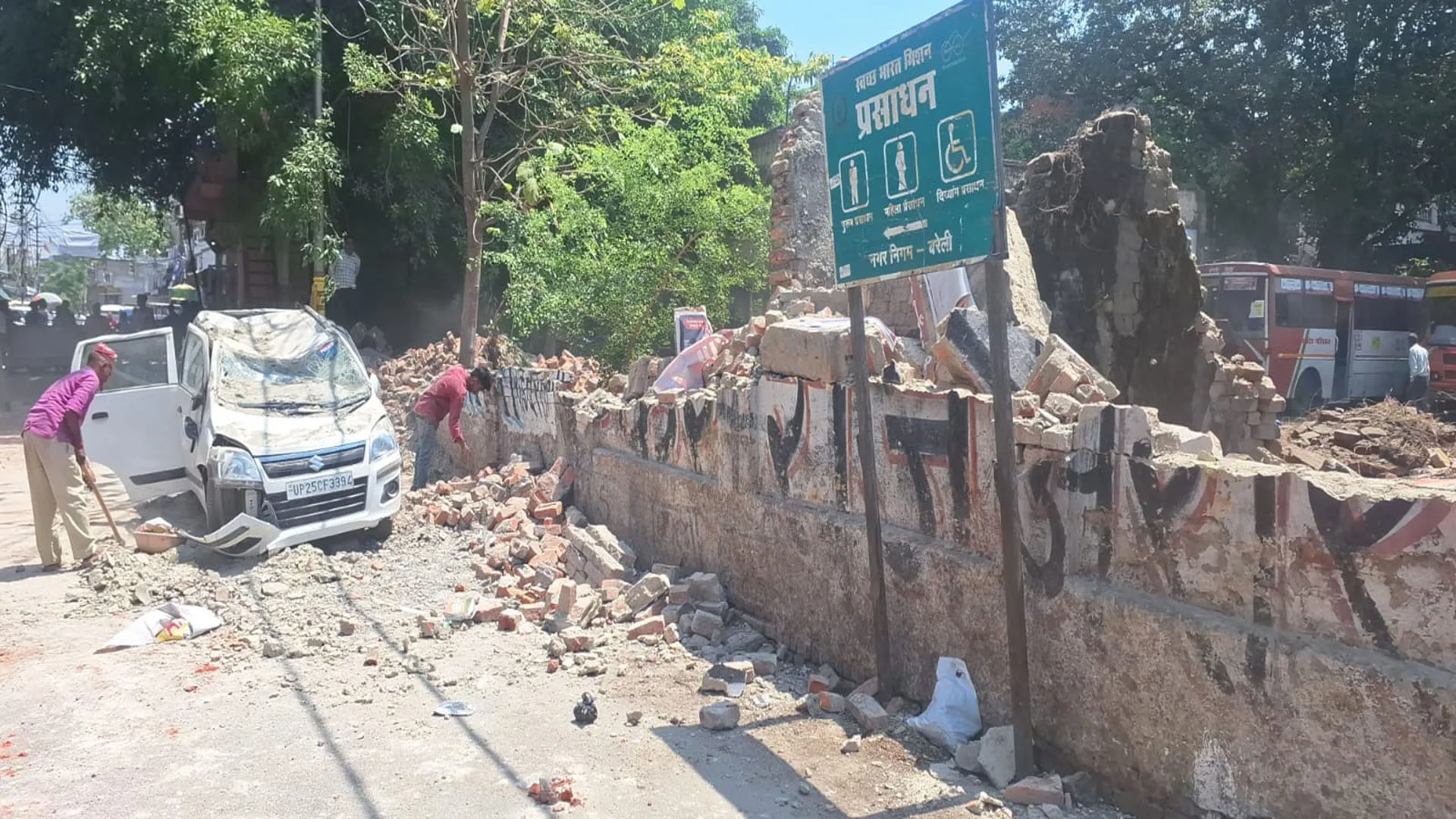 Bareilly: सिंधुनगर में रोडवेज वर्कशॉप की दीवार गिरी, कार और रिक्शा चालक चपेट में आया
