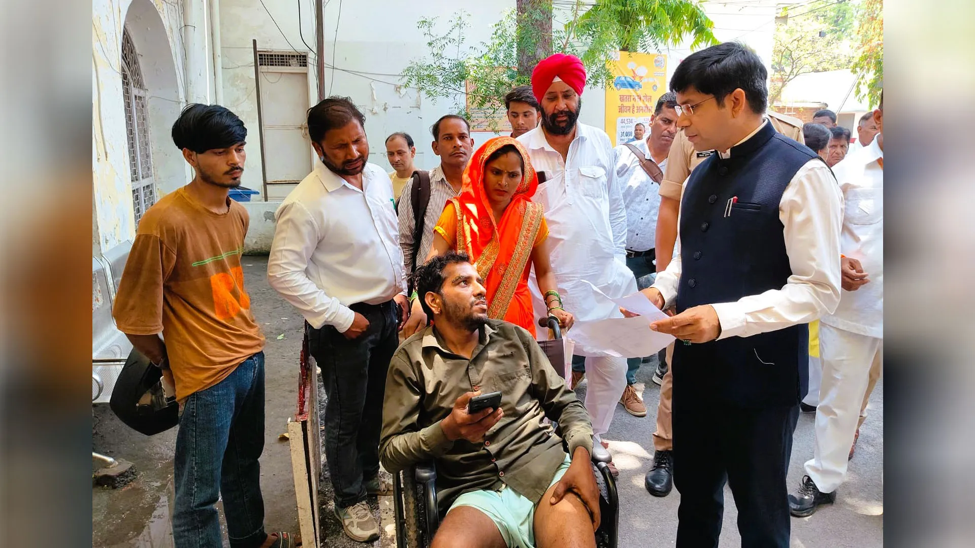 Moradabad: परंपरा तोड़कर फरियादियों के पास पहुंचे जिलाधिकारी