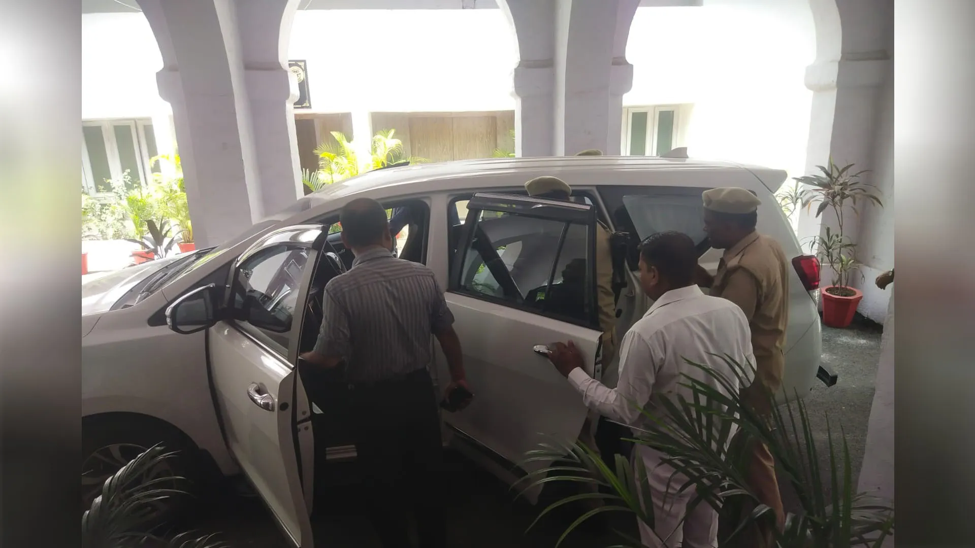 Bareilly News: कलेक्ट्रेट में गश खाकर गिरा फरियादी, नहीं आई Ambulance तो जिलाधिकारी ने पहुंचाया अस्पताल