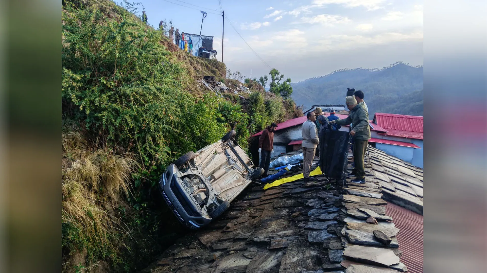 Uttrakhand: देहोली में बेकाबू कार मकान की छत पर गिरी, चालक की मौत