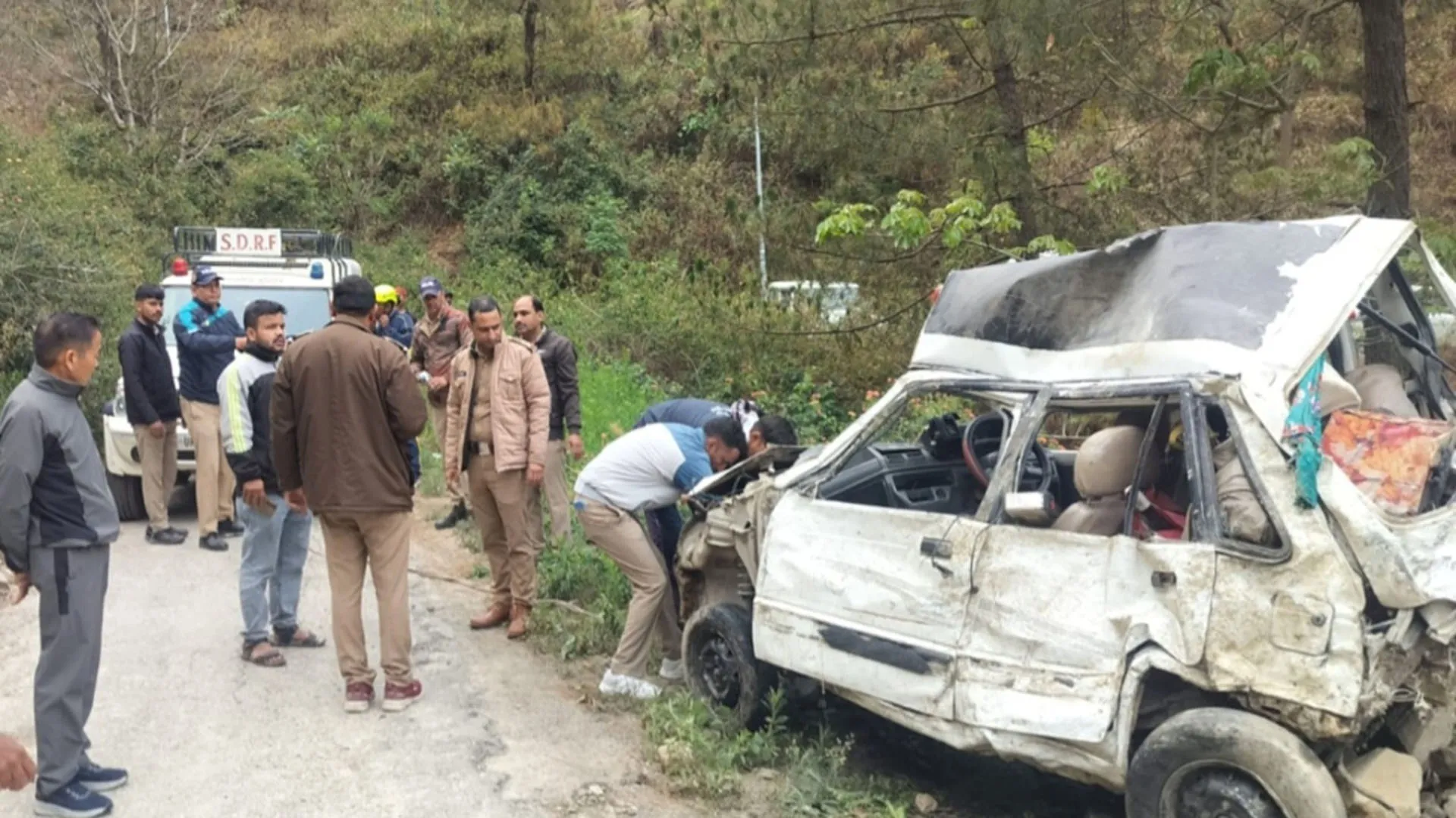 Uttrakhand: भिकियासैंण में भीषण हादसा...बेकाबू कार खाई में गिरने से तीन की मौत