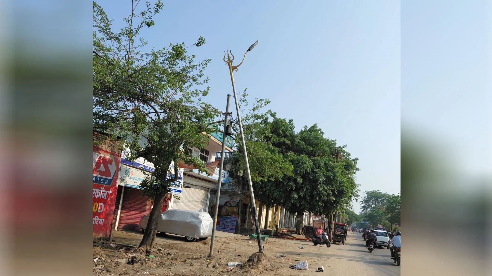 Bareilly: चौड़ीकरण की भेंट चढ़ रहे ''त्रिशूल'' डिजाइन वाले पोल, सीएम ग्रिड योजना के तहत खोदाई