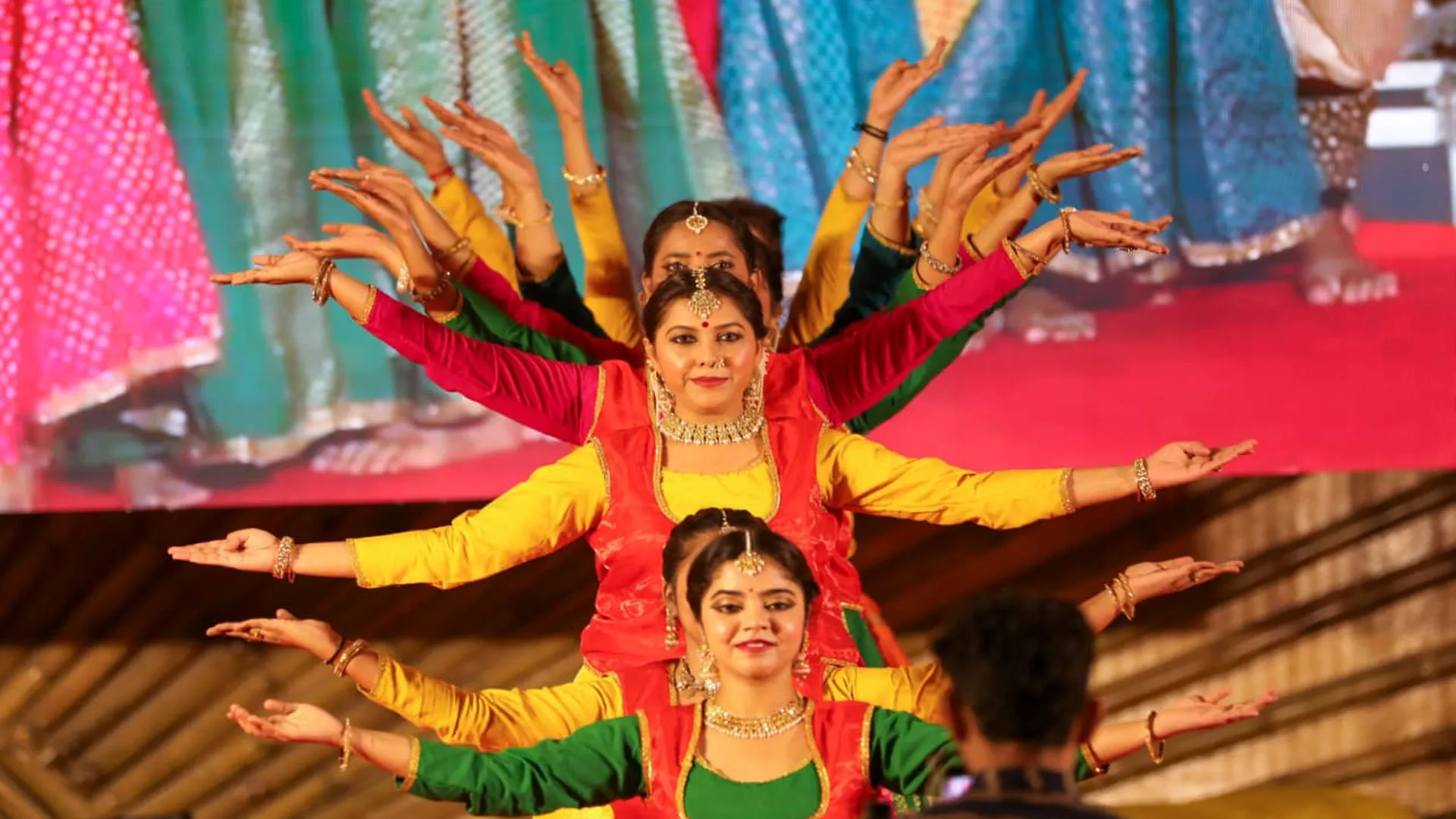 UP Mahotsav : बेंगलुरु में गूंजा यूपी का गौरव, आर्ट ऑफ लिविंग केंद्र में UP महोत्सव का भव्य समापन