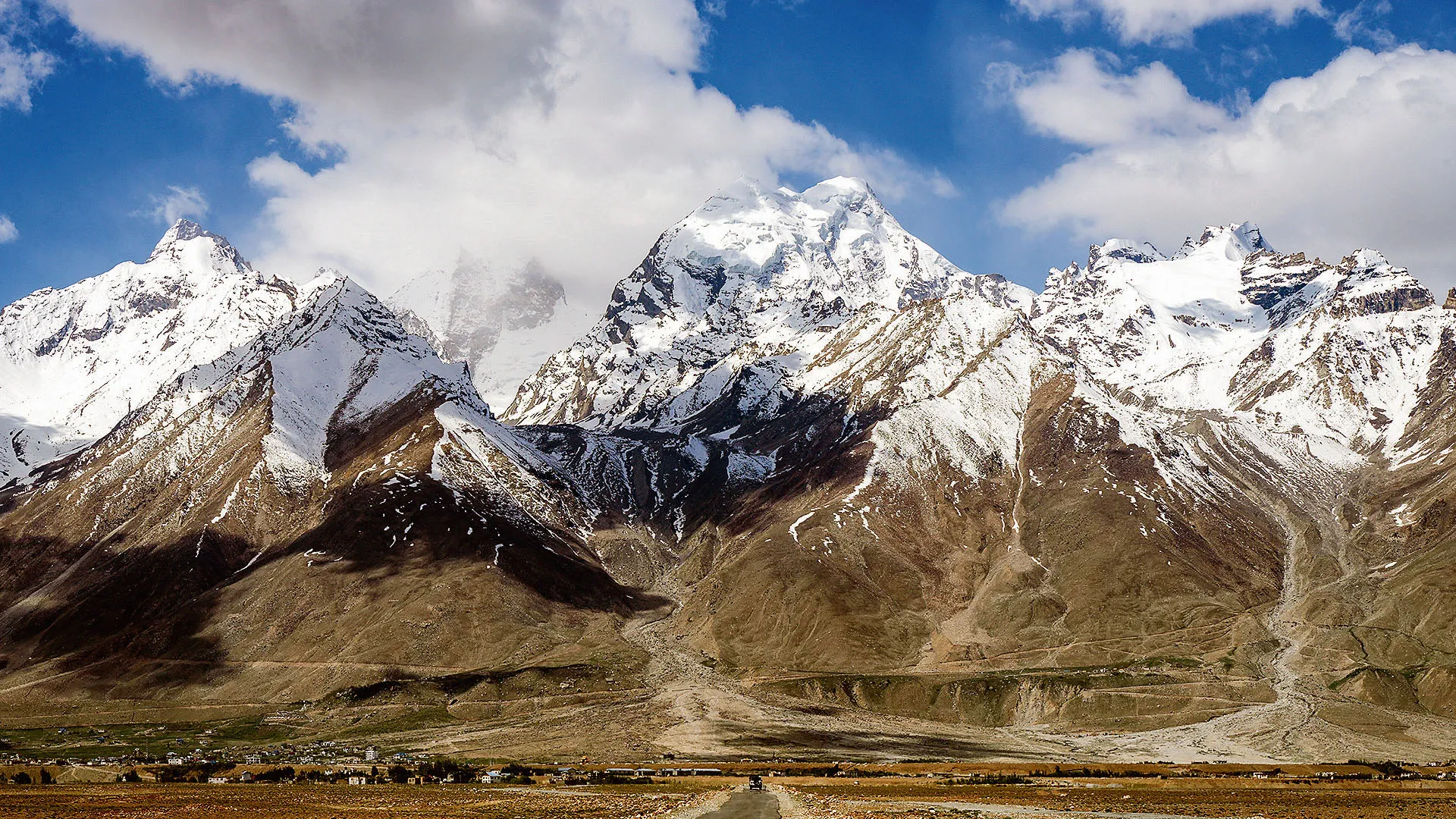  पर्यटन बढ़ा रहा चिंता : पर्यटकों की बढ़ती संख्या से नाखुश हैं लद्दाख के नागरिक
