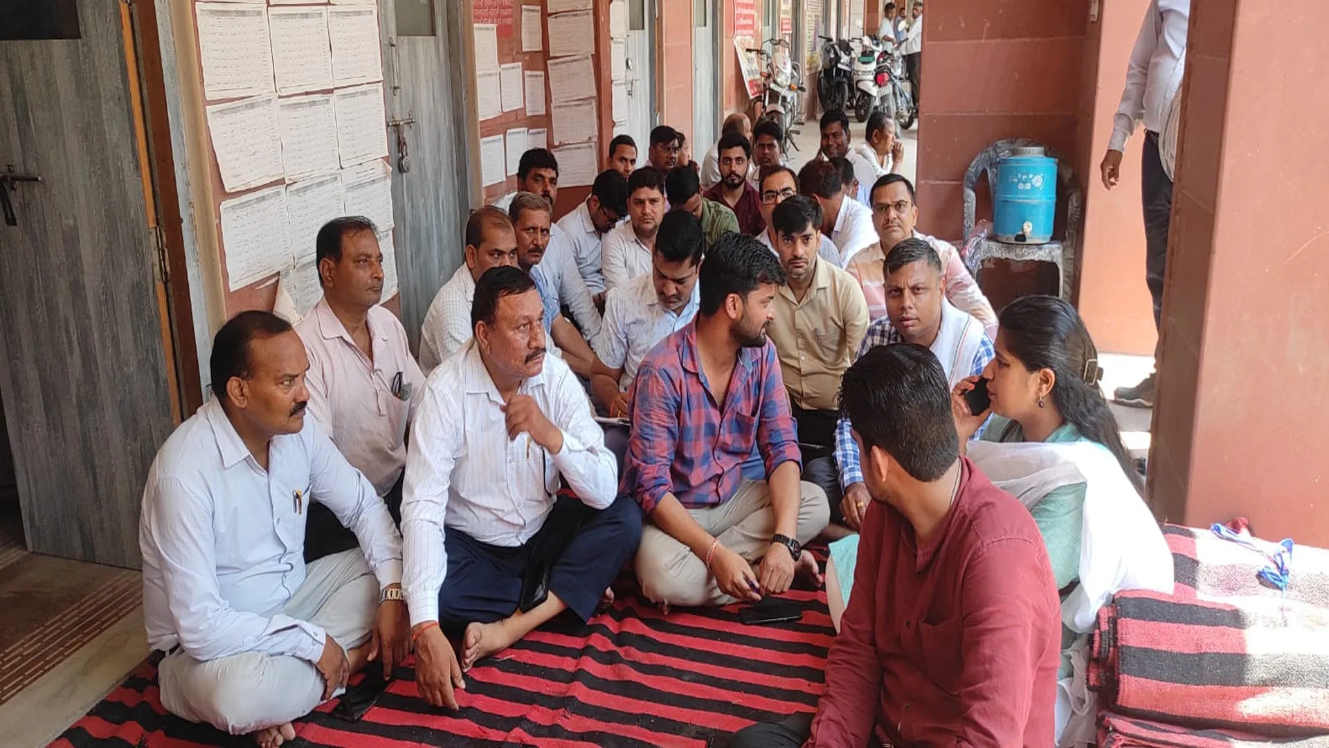 Bareilly News:  साथी की गिरफ्तार के बाद लेखपाल लामबंद, तहसील में शुरू किया धरना, आंदोलन की चेतावनी