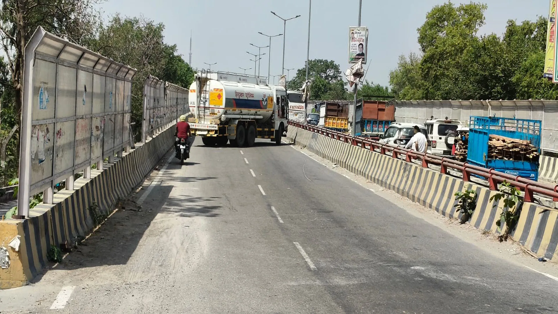 Bareilly News: लाल फाटक पर मची भगदड़, गैस टैंकर लीक होने के बाद वाहन छोड़कर भागे लोग 