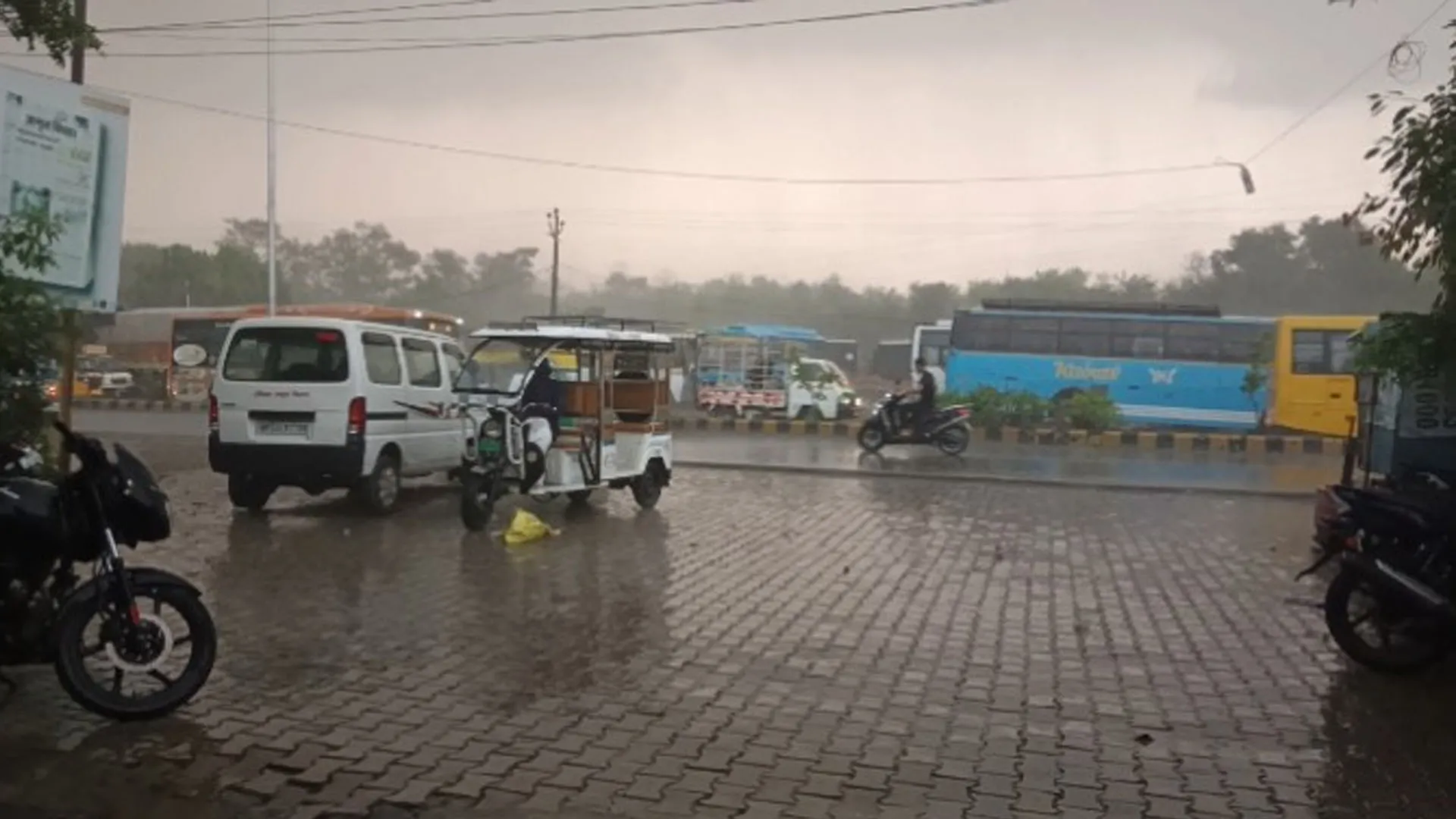 Bareilly:शहर में आंधी-तूफान के साथ मूसलाधार बरसात, पारा गिरने से मिली राहत