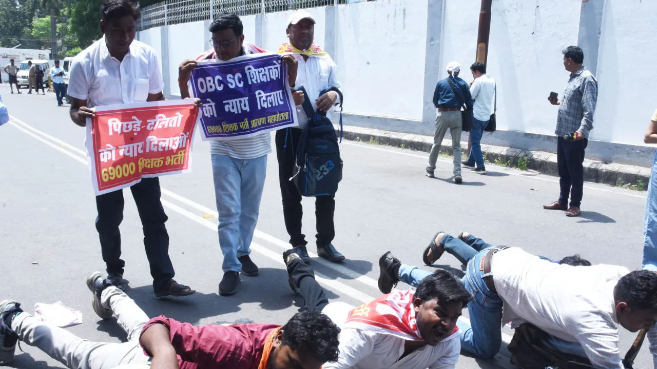 69000 Teacher Recruitment Protest: शिक्षा मंत्री के आवास पर रेंगते हुए पहुंचे प्रदर्शनअभ्यर्थी, बोले- अब धैर्य जवाब दे चुका है