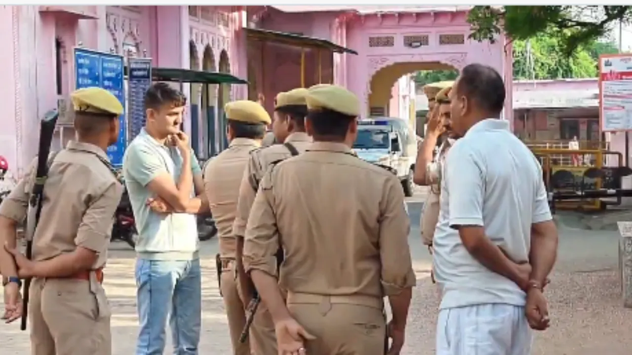 Mathura News: कारोबारी के घर डकैती डालने के आरोपी दो बदमाशों को पुलिस ने मुठभेड़ में मार गिराया 