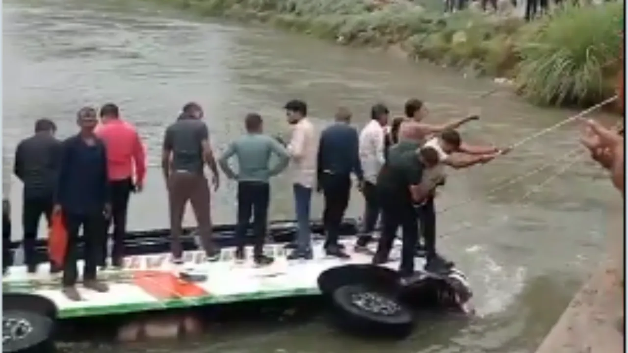 कानपुर में दहला देने वाला हादसा: डंपर से टकराई बस, रेलिंग तोड़ नहर में समाई, 19 जिंदगियां बाल-बाल बचीं