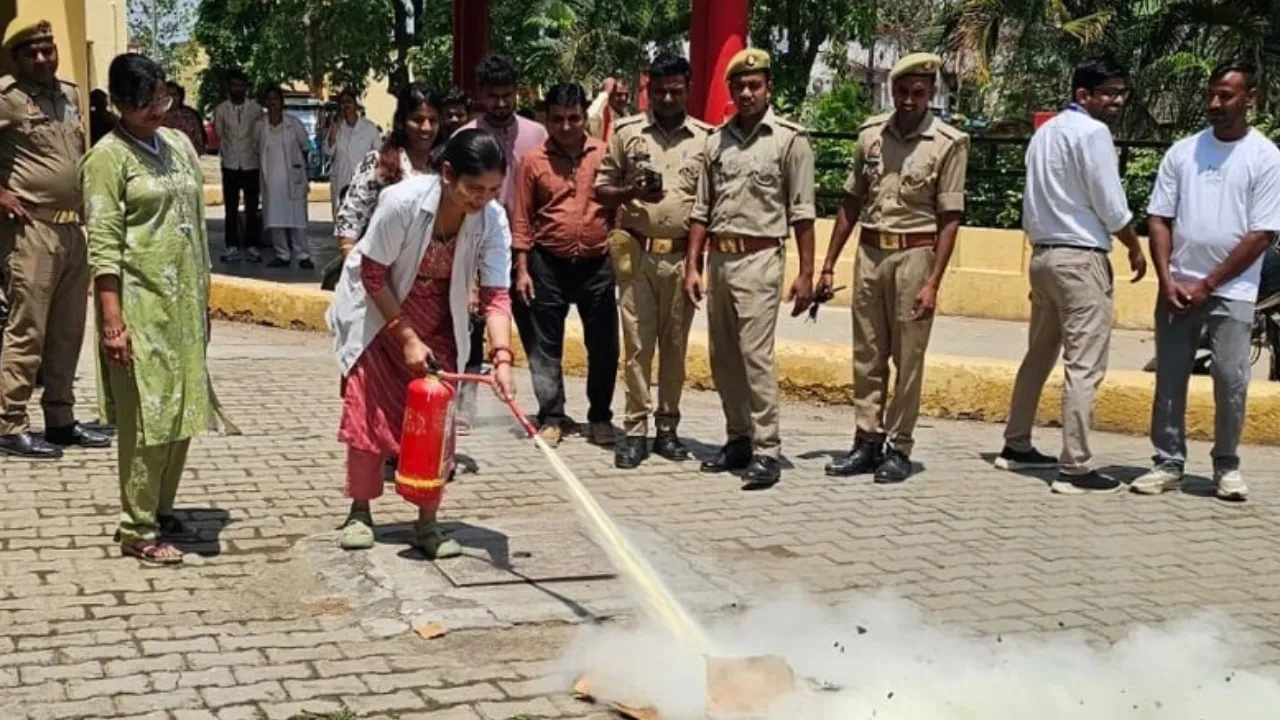 बलरामपुर अस्पताल में मॉक ड्रिलः डॉक्टर-नर्सिंग स्टाफ ने सीखी आपातकालीन evacuation प्रक्रिया