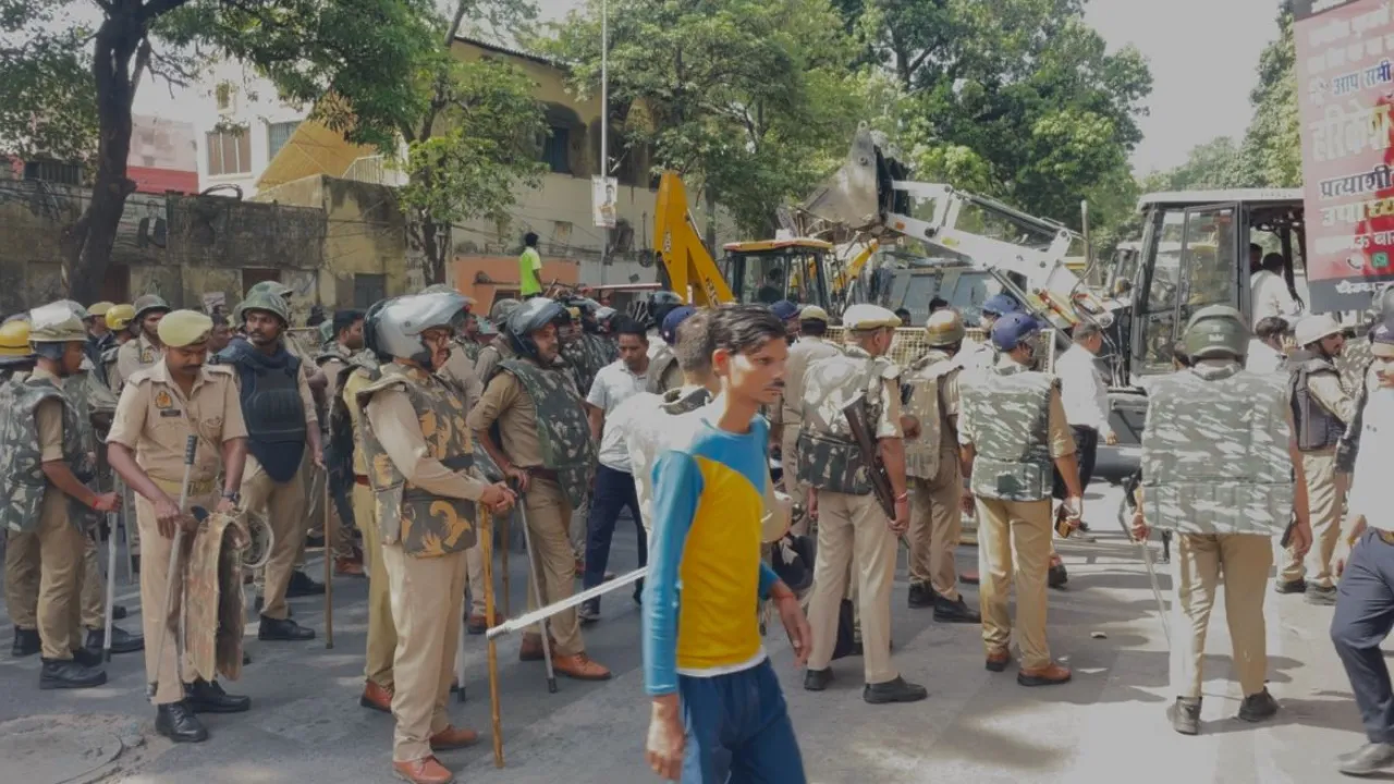 Lucknow News: कैसरबाग में वकीलों के कथित अवैध चैंबर पर चला बुलडोजर, पुलिस ने बरसाईं लाठियां 