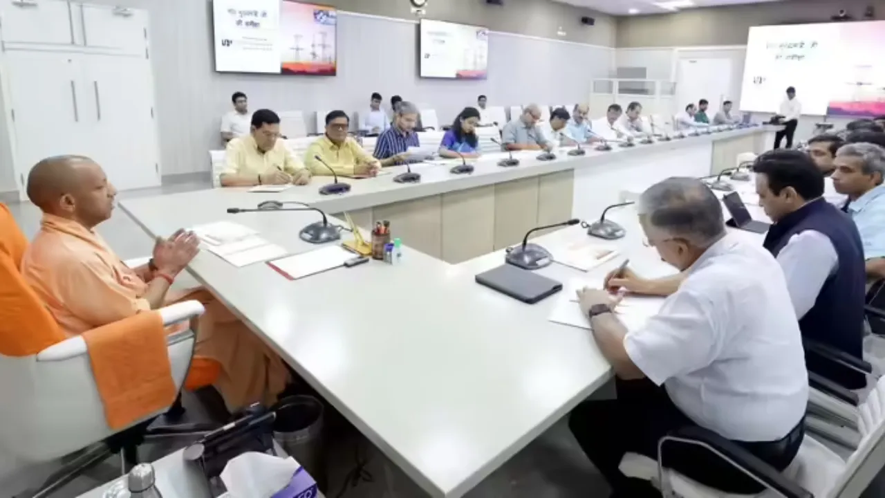 भीषण गर्मी में बिजली संकट पर CM योगी सख्त, अफसरों को सतत मॉनिटरिंग और जवाबदेही तय करने के निर्देश