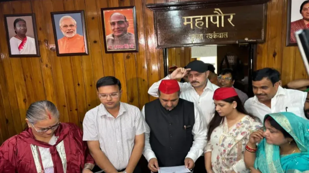 Lucknow News: हाई कोर्ट की सख्ती से बैकफुट पर आईं लखनऊ मेयर, सपा पार्षद को दिलाई शपत