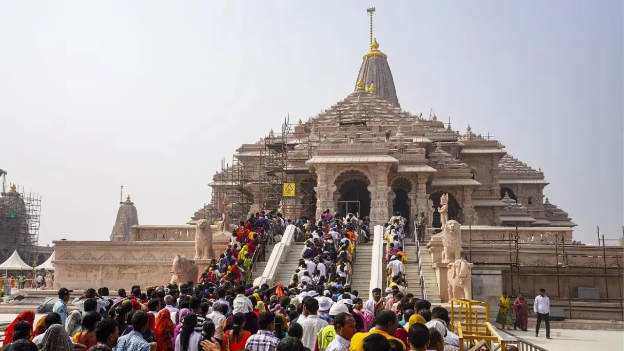 कड़ी धूप के साथ प्रशासनिक बंदिशें भी श्रद्धालुओं को कर रहीं परेशान, राम मंदिर के प्रमुख प्रवेश द्वार के सामने लगी बैरिकेडिंग दे रही दिक्कतें