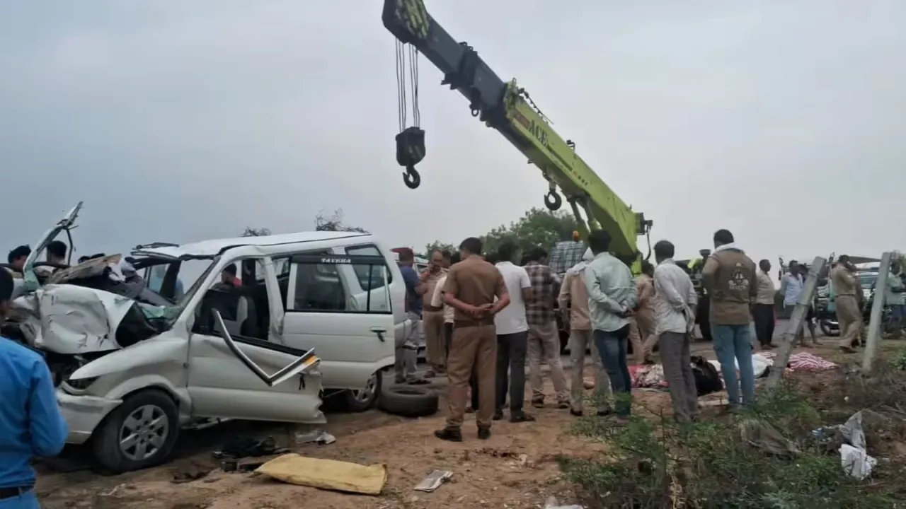 Jalaun News: अयोध्या से दर्शन कर लौट रहा परिवार भीषण सड़क हादसे का शिकार, 6 की मौत, 4 गंभीर रूप से घायल