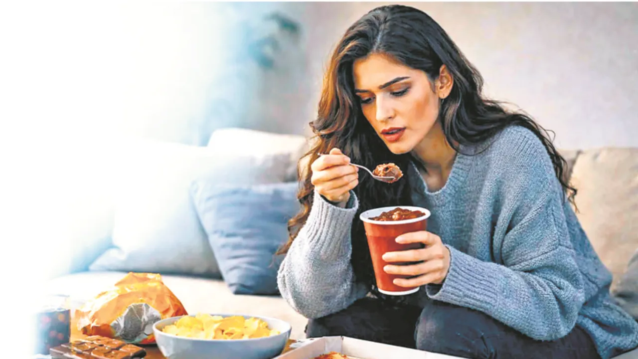 इमोशनल ईटिंग बिगाड़ सकती है सेहत की सेटिंग, स्वस्थ जीवन का बन रहा सबसे बड़ा दुश्मन