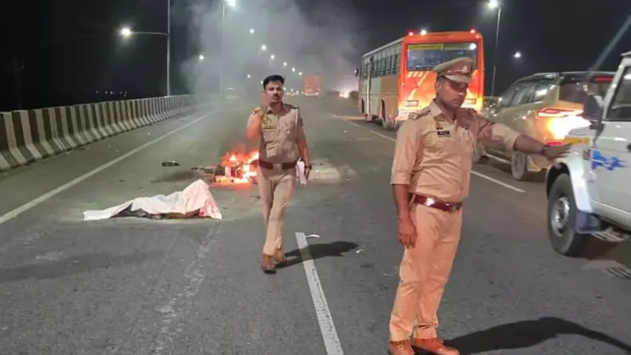 Hapur News: चलती मोटरसाइकिल में लगी आग, जिंदा जला युवक