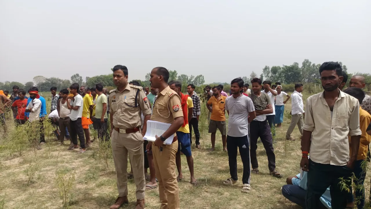 बाराबंकी में पेड़ से लटके मिले युवक-युवती के शव, पुलिस जांच में जुटी