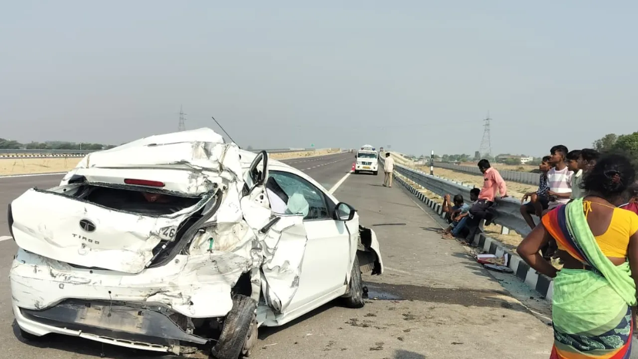 गंगा एक्सप्रेसवे पर भीषण हादसा: ट्रक का टायर फटने से कार से टक्कर, एक ही परिवार के तीन गंभीर