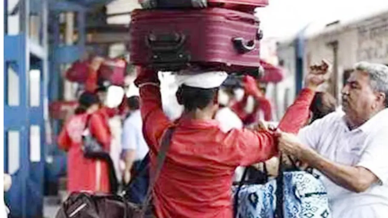 अब ऑनलाइन बुक होंगे कुली: इंडियन रेलवे की अनूठी पहल, ओवरचार्जिंग और मनमाने किराए से मिलेगा छुटकारा
