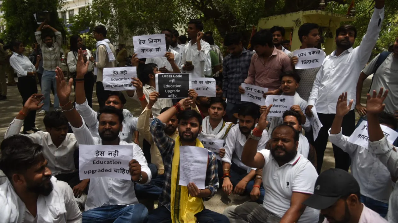 'यूनिवर्सिटी है, स्कूल नहीं!' लखनऊ विश्वविद्यालय में ड्रेस कोड के खिलाफ सड़क पर लेटे छात्र, कुलपति और प्रशासन के खिलाफ फूटा छात्रों का गुस्सा