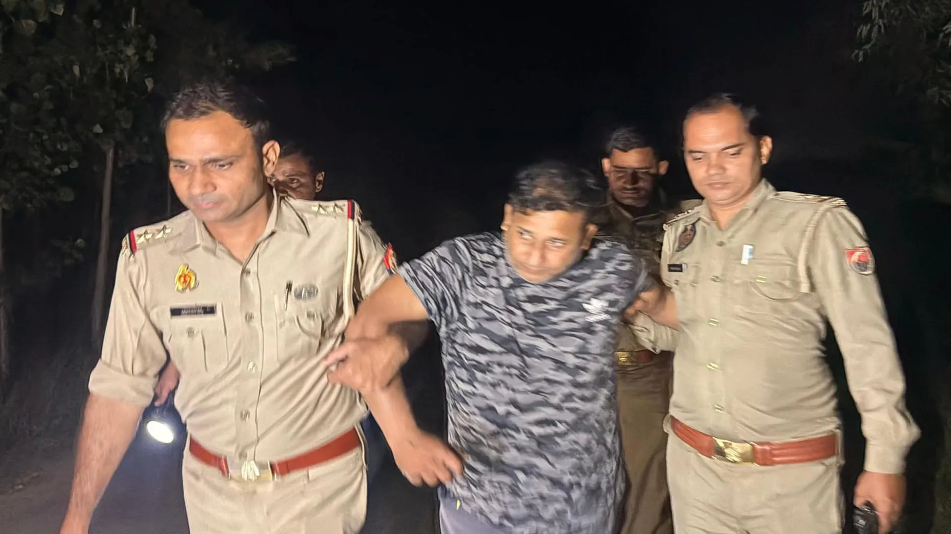 UP: स्वार पुलिस मुठभेड़ में गोकश घायल, तमंचा व पशु काटने के उपकरण बरामद
