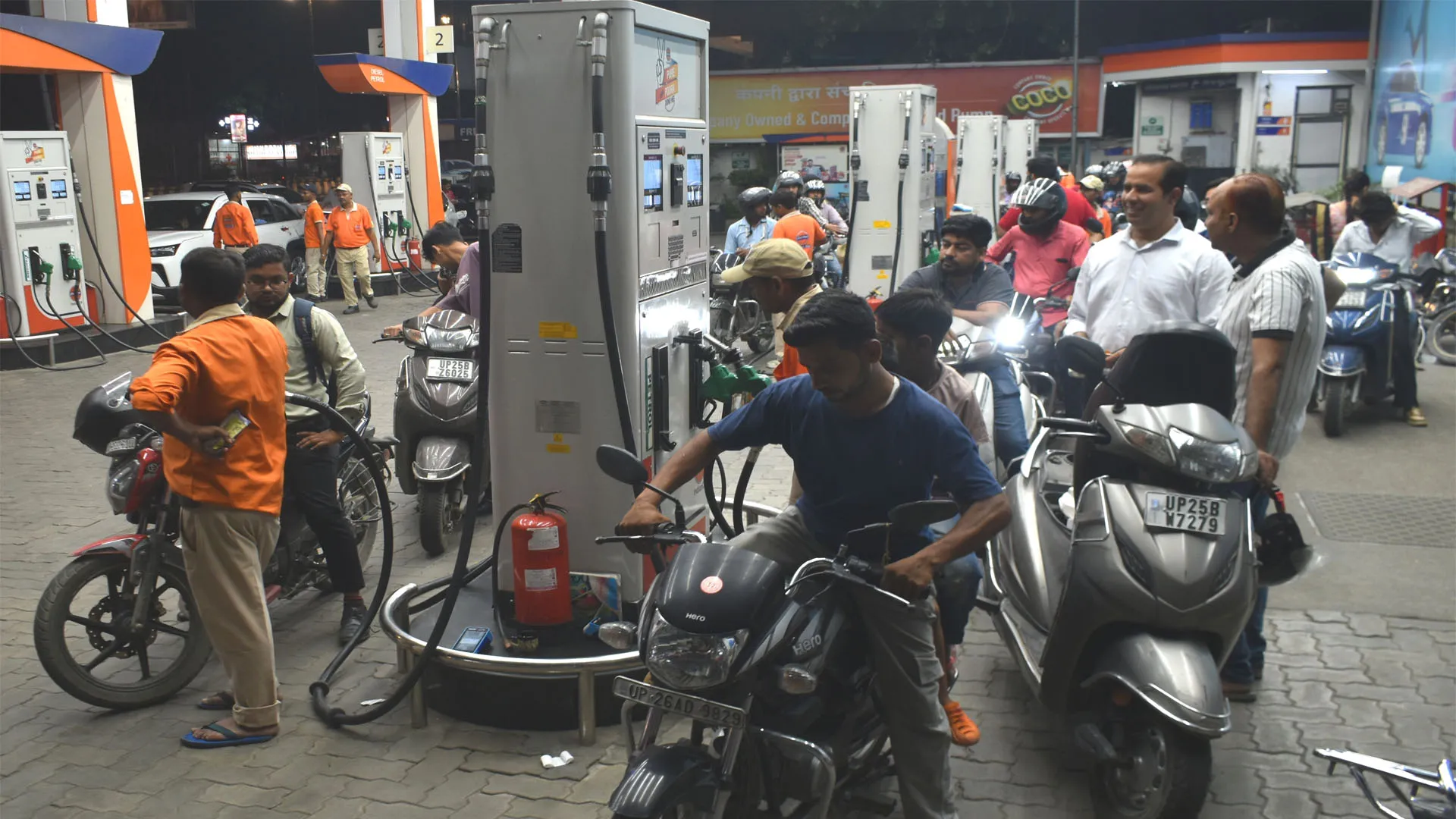 Bareilly: डीजल-पेट्रोल के बढ़े दामों ने किया लोगों को बेचैन, महंगाई की मार के बीच बताया अतिरिक्त बोझ