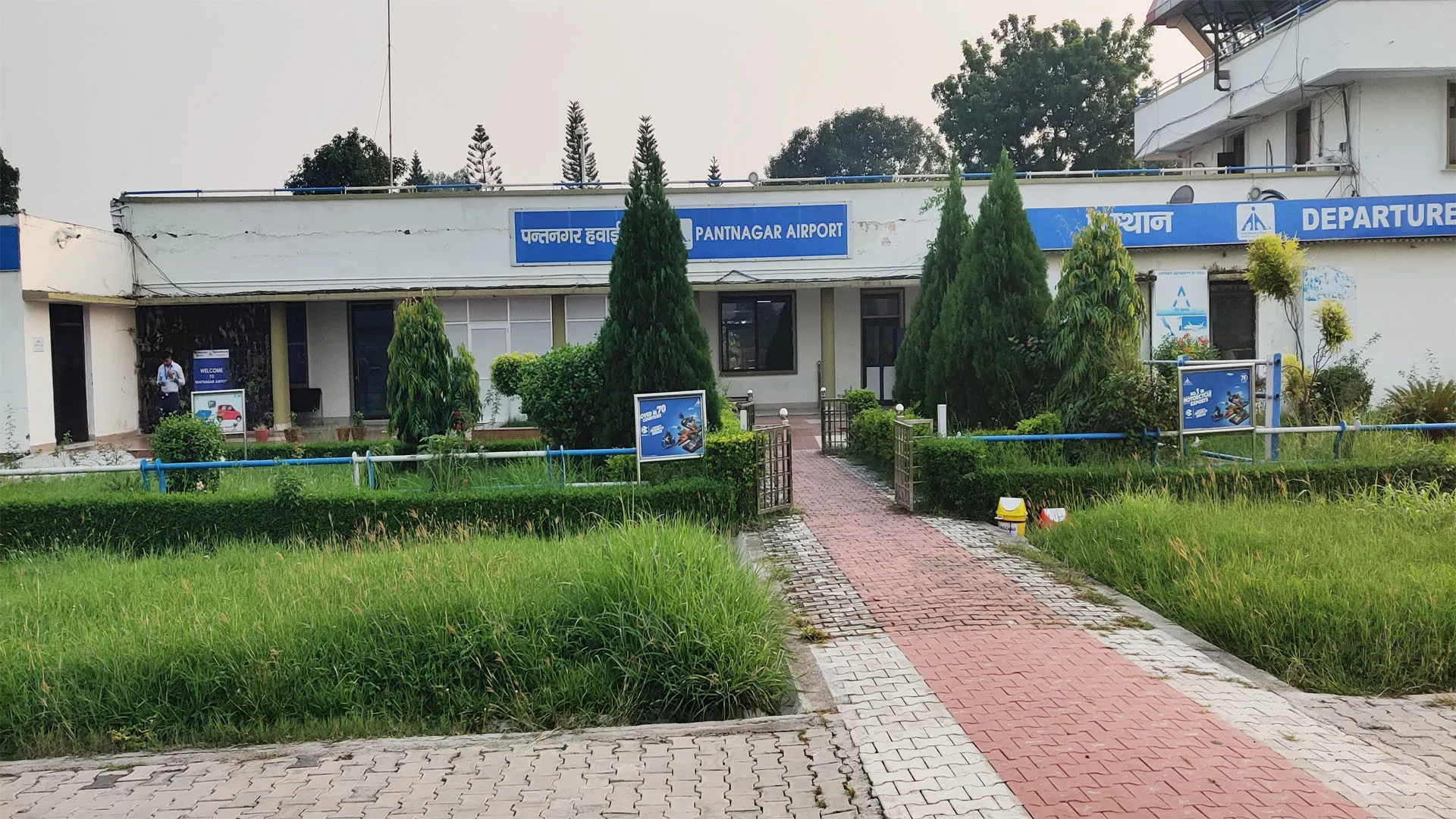 Uttrakhand: एयरपोर्ट विस्तार में बाधक भवनों और पेड़ों को शीघ्र जमींदोज करने के आदेश