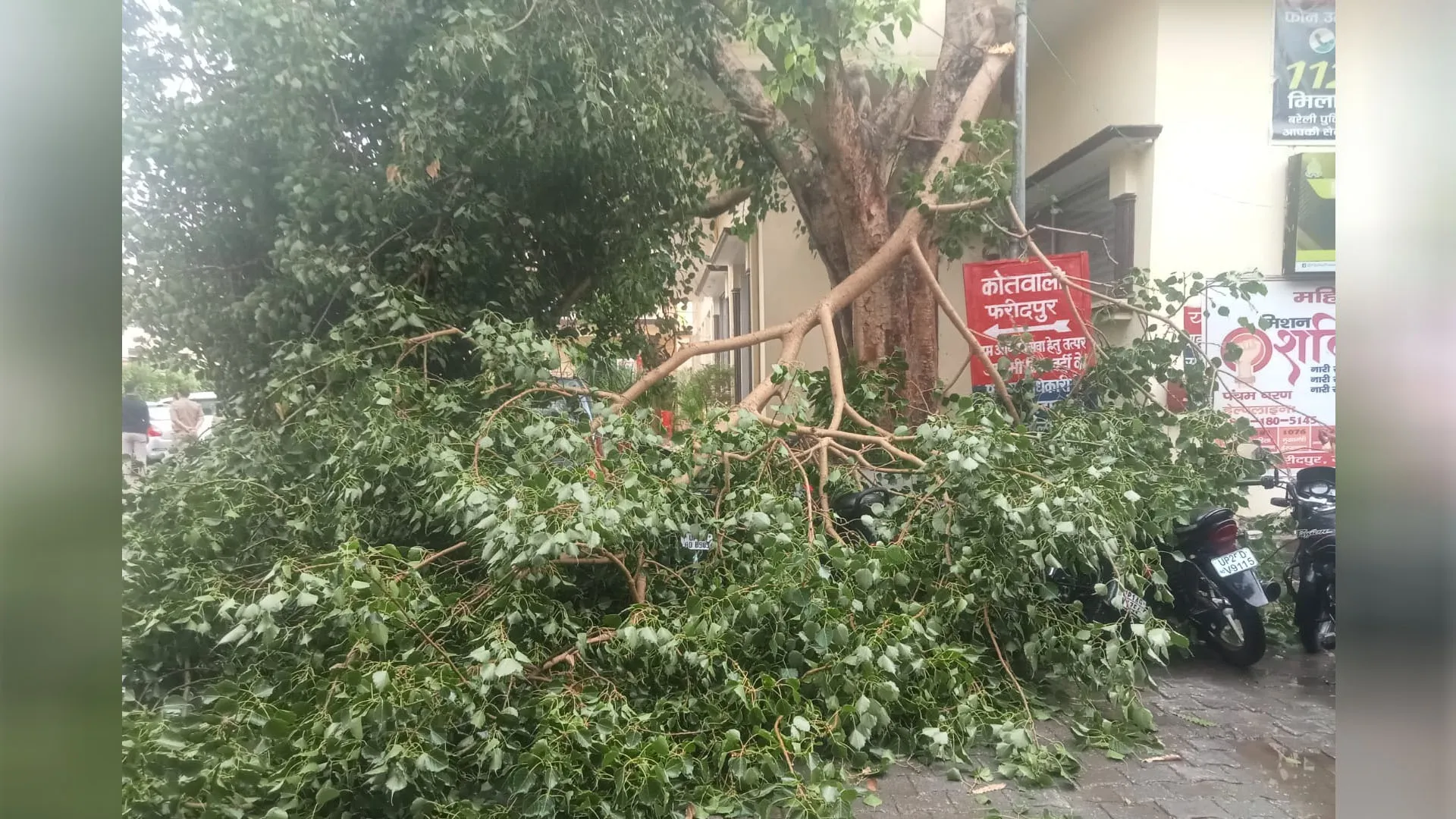 Bareilly: दूसरे दिन भी शहर से देहात तक आंधी-बारिश का कहर, छात्रा और बुजुर्ग महिला की मौत