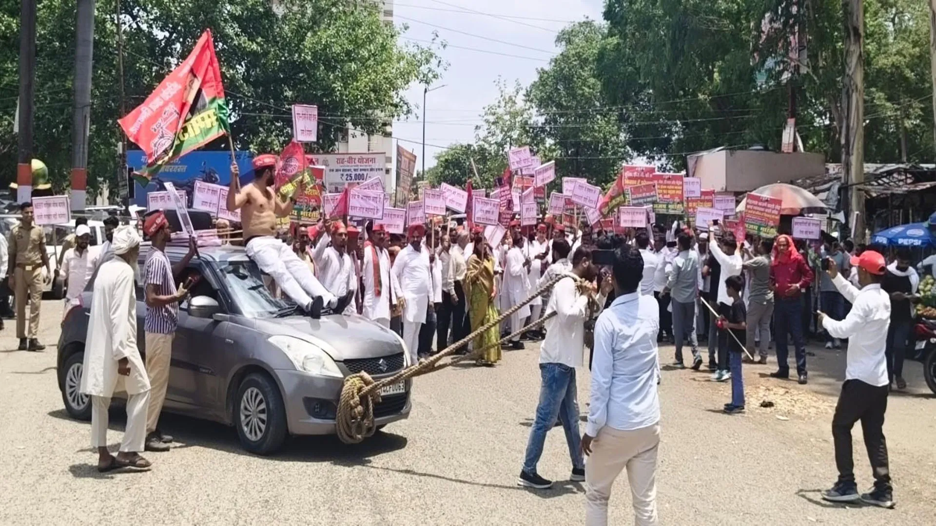 UP News: पीलीभीत में सपा का महंगाई के खिलाफ आक्रोश, कार को रस्सी से खींचकर दर्ज कराया विरोध  