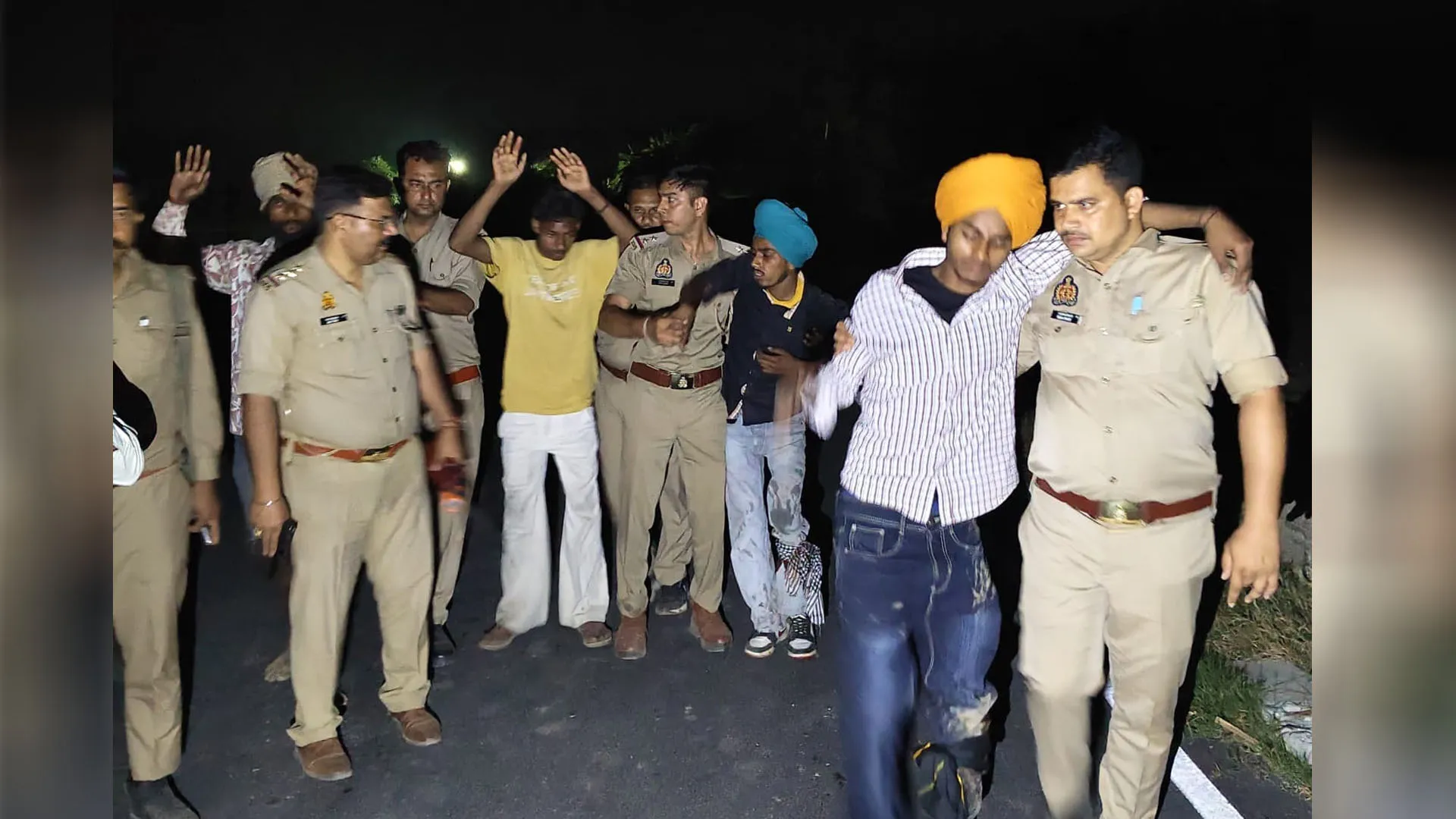 UP:पुलिस की बदमाशों से हुई मुठभेड़, गोली लगने से दो बदमाश घायल, तीन ने किया सरेंडर