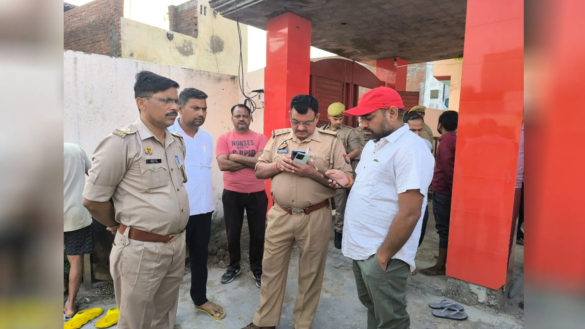 Bareilly News: मंदिर परिसर में शरारती तत्वों ने फेंके मांस के अवशेष, भोजीपुरा के इस गांव में तनाव