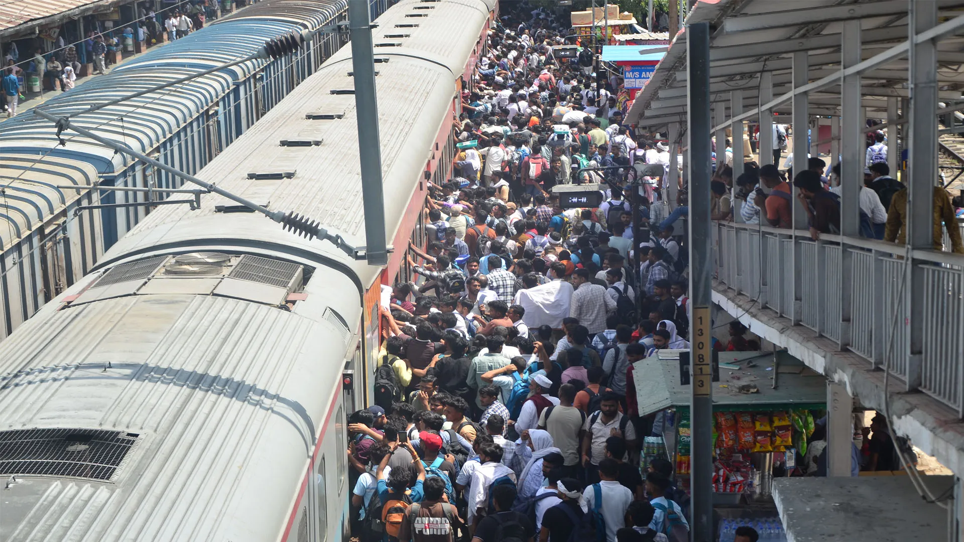 लेखपाल भर्ती: नहीं मिली बर्थ तो किया शौचालय में सफर...ट्रेन के स्लीपर कोचों में भी घुसे अभ्यर्थी