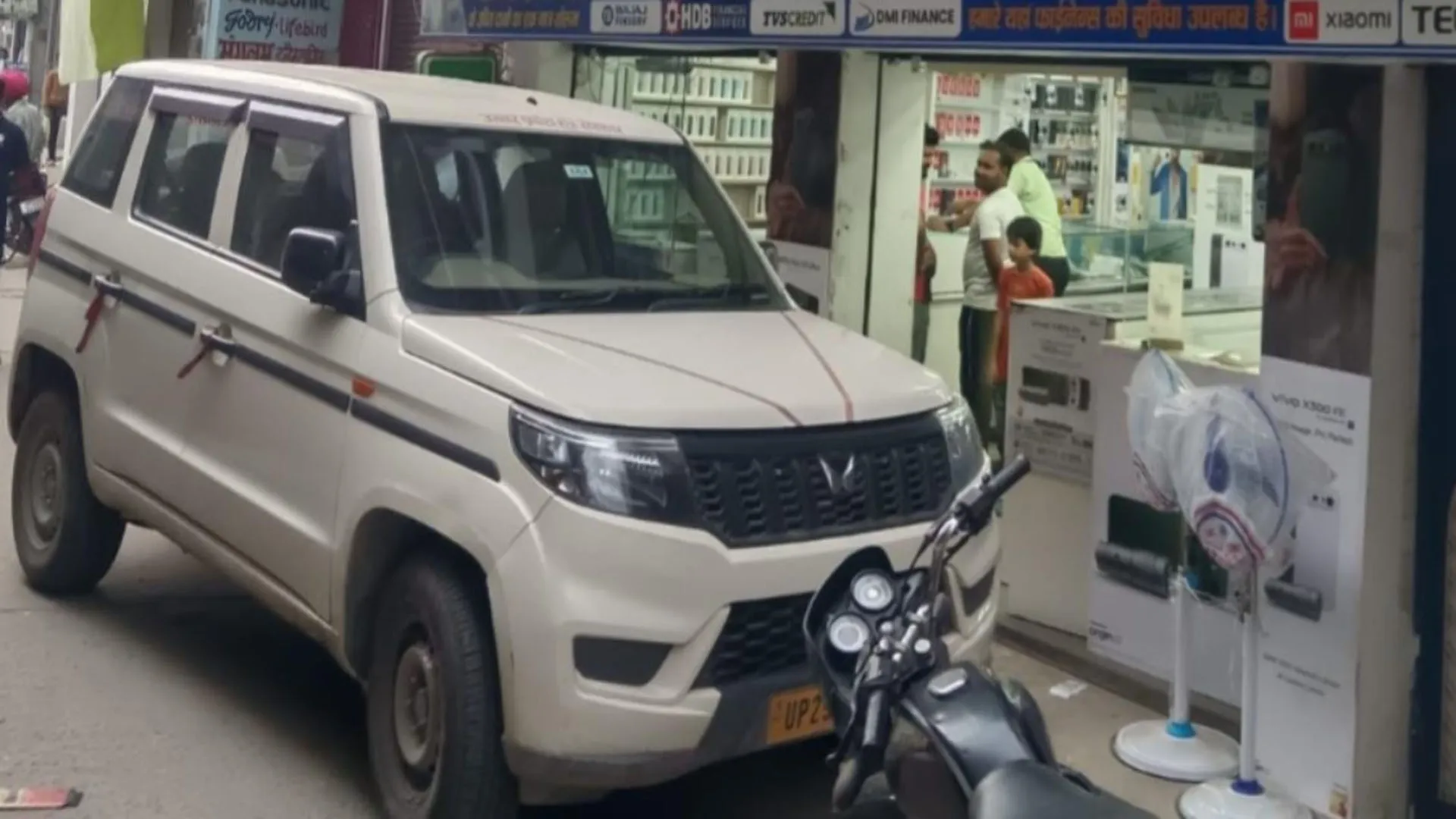 UP News: पूरनपुर में मोबाइल शॉप पर जीएसटी का छापा,13.50 करोड़ टैक्स बकाया महज 24 लाख चुकाया ! 
