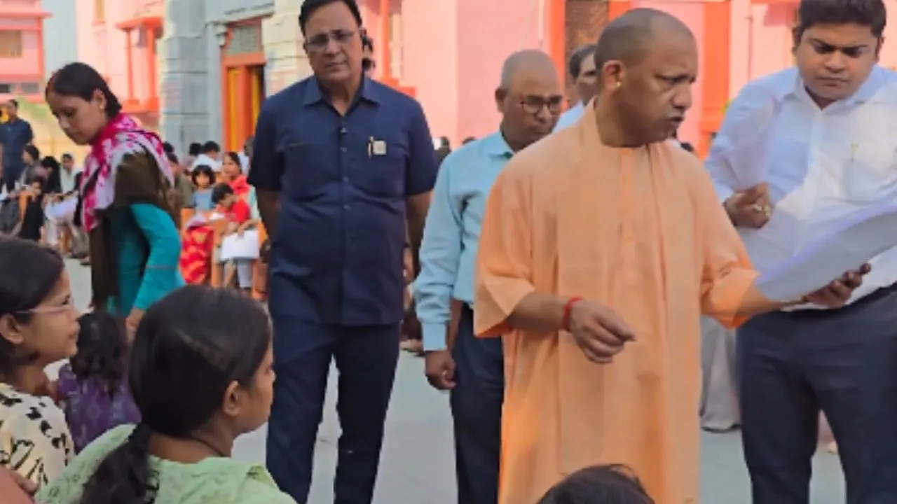 गोरखनाथ मंदिर के जनता दर्शन में बोले सीएम योगी, मत करिए चिंता, इलाज के लिए सरकार जरूर करेगी हरसंभव मदद 