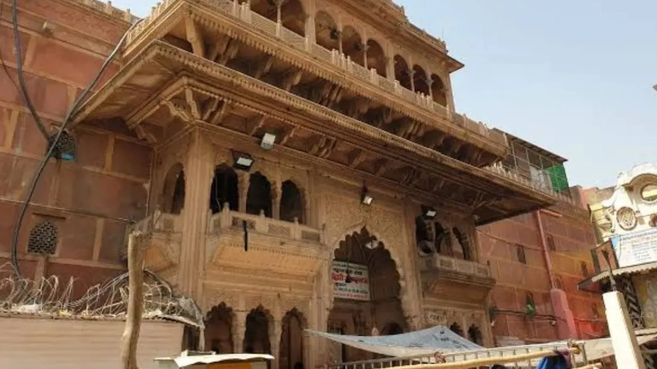  काशी की तर्ज पर संवरेगा बांके बिहारी मंदिर गलियारा, विधानसभा चुनाव से पहले सीएम योगी रख सकते हैं आधारशिला