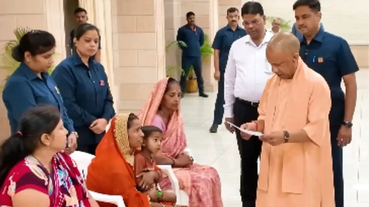 जनता दर्शन : मुख्यमंत्री ने सुनीं 200 फरियादियों की समस्याएं, त्वरित समाधान का दिया भरोसा