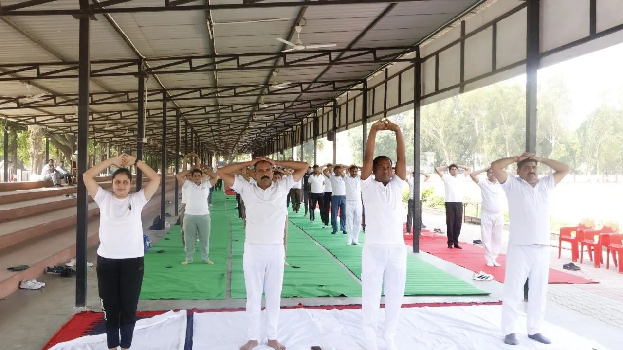 लखनऊ में पुलिसकर्मियों के लिए योग और ध्यान से बढ़ेगी कार्यक्षमता,  ड्यूटी के तनाव को दूर करने के लिए विशेषज्ञों ने दिए खास टिप्स
