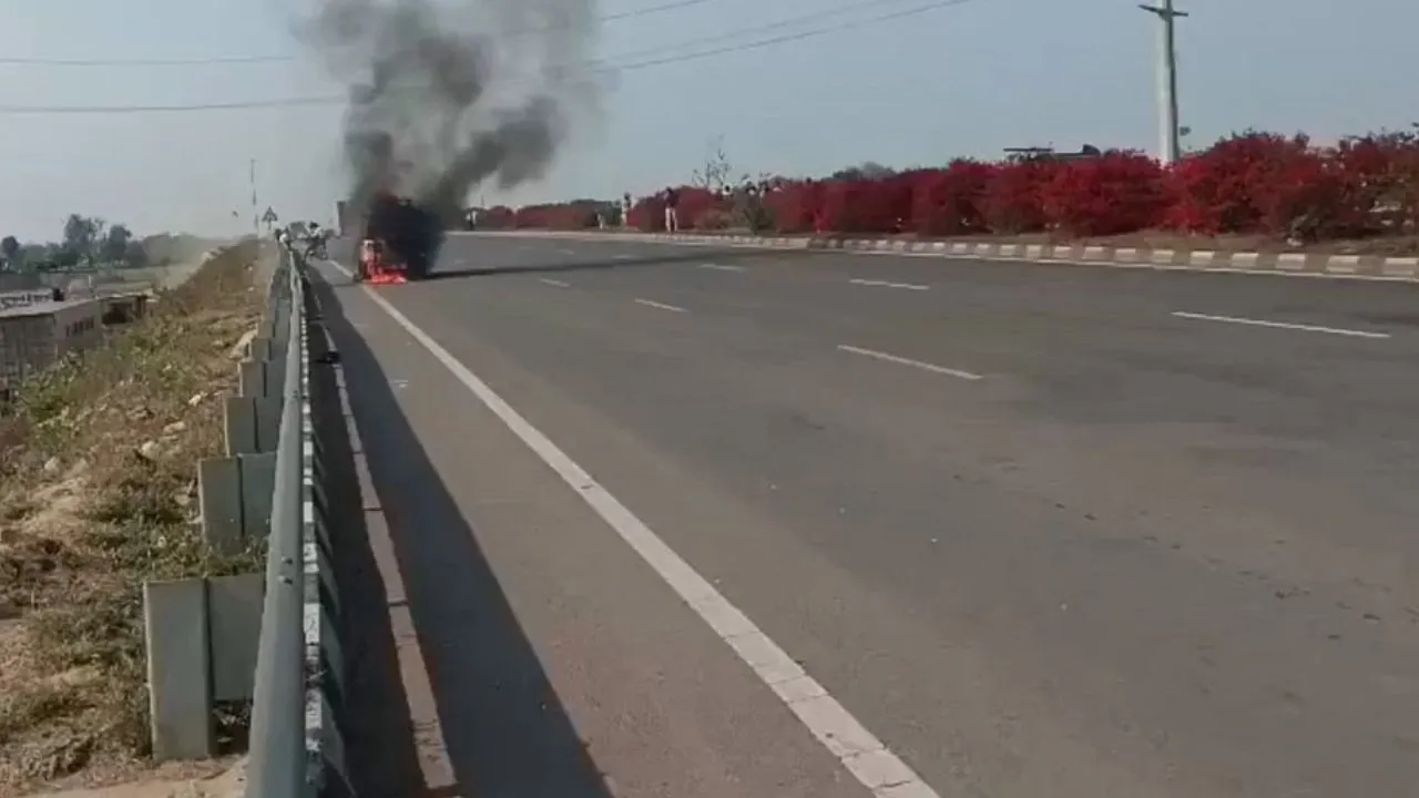 फिरोजाबाद में बड़ा सड़क हादसा :  यूपी पुलिस के एक सिपाही की मौके पर ही मौत, दो अन्य घायल 