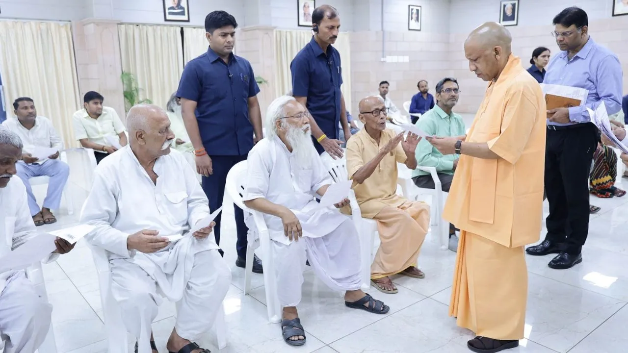 जनसेवा, सुरक्षा और सुशासन हमारी प्राथमिकता, सीएम योगी ने 'जनता दर्शन' में अधिकारियों को दी नसीहत