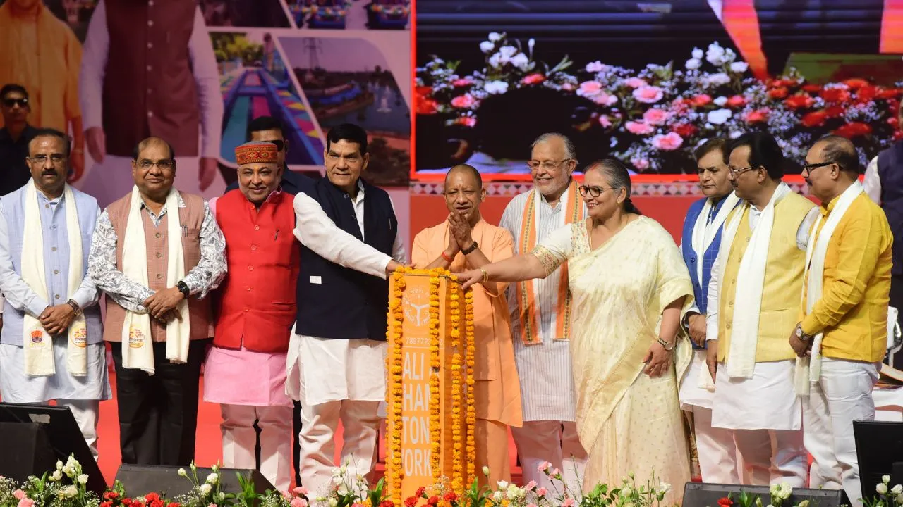  लखनऊ नगर निगम में विकास की नई रफ्तार :  सीएम योगी ने किया 413 करोड़ की विकास परियोजनाओं का लोकार्पण