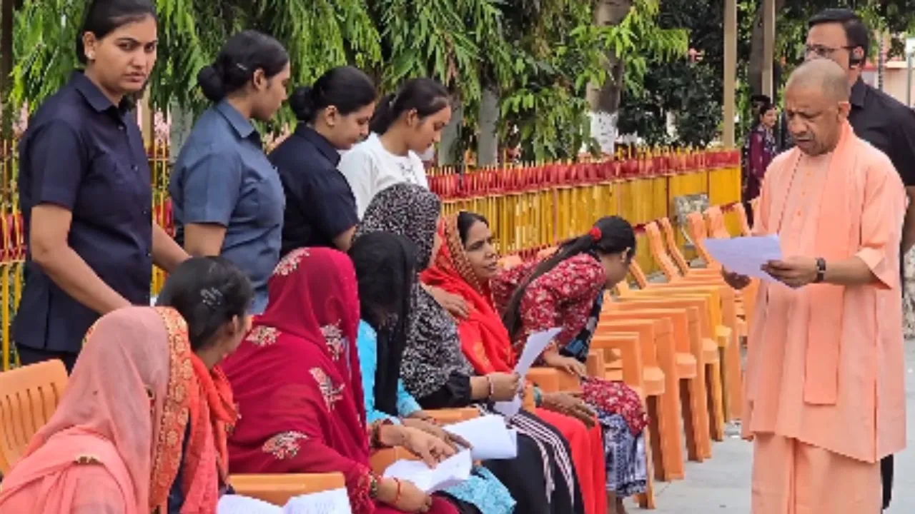  गोरखपुर जनता दर्शन :  लगातार दूसरे दिन सीएम योगी ने सुनीं लोगों की समस्याएं, कहा- हर जरूरतमंद के साथ खड़ी है सरकार 