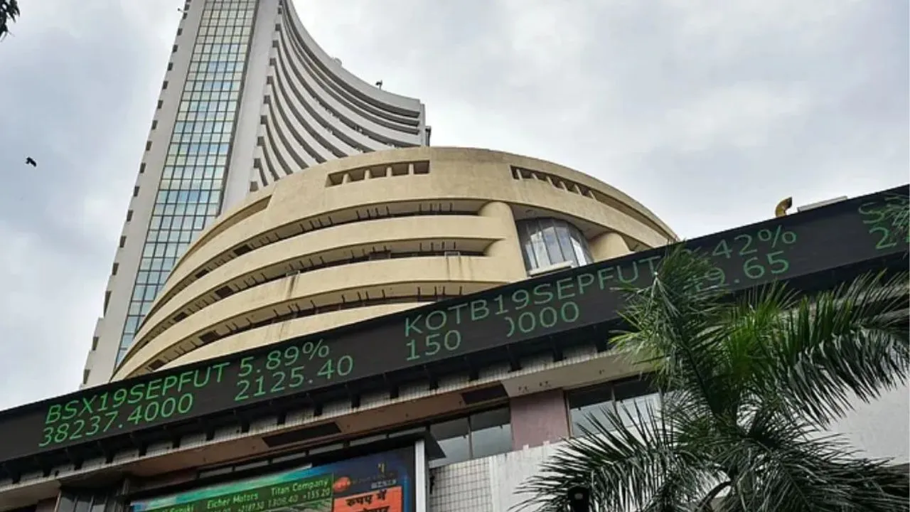 Stock markets closed : चार दिन से जारी गिरावट के बाद थमा शेयर बाजार, 50 अंक की मामूली बढ़त के साथ बंद हुआ सेंसेक्स
