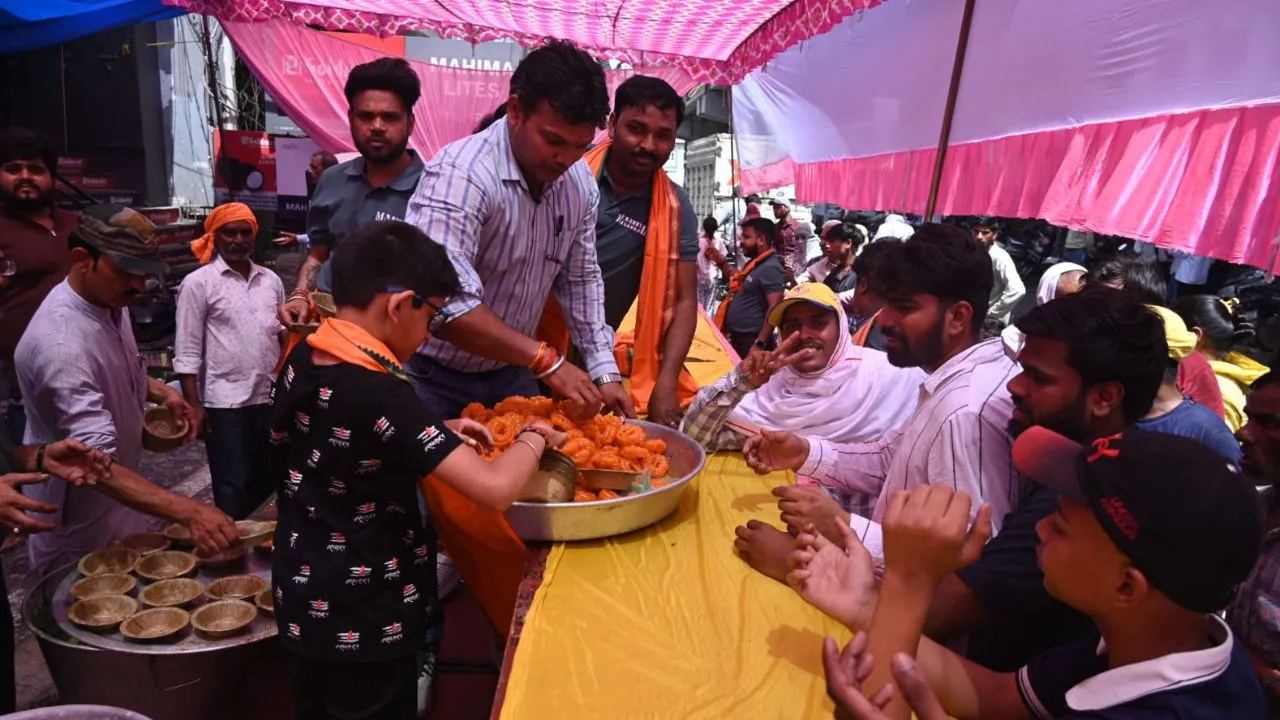  Bada Mangal 2026:  ज्येष्ठ माह के चौथे बड़े मंगल पर लखनऊ में भंडारों का आयोजन, 'कही बटी इमरती तो कही ठंडा पानी' 