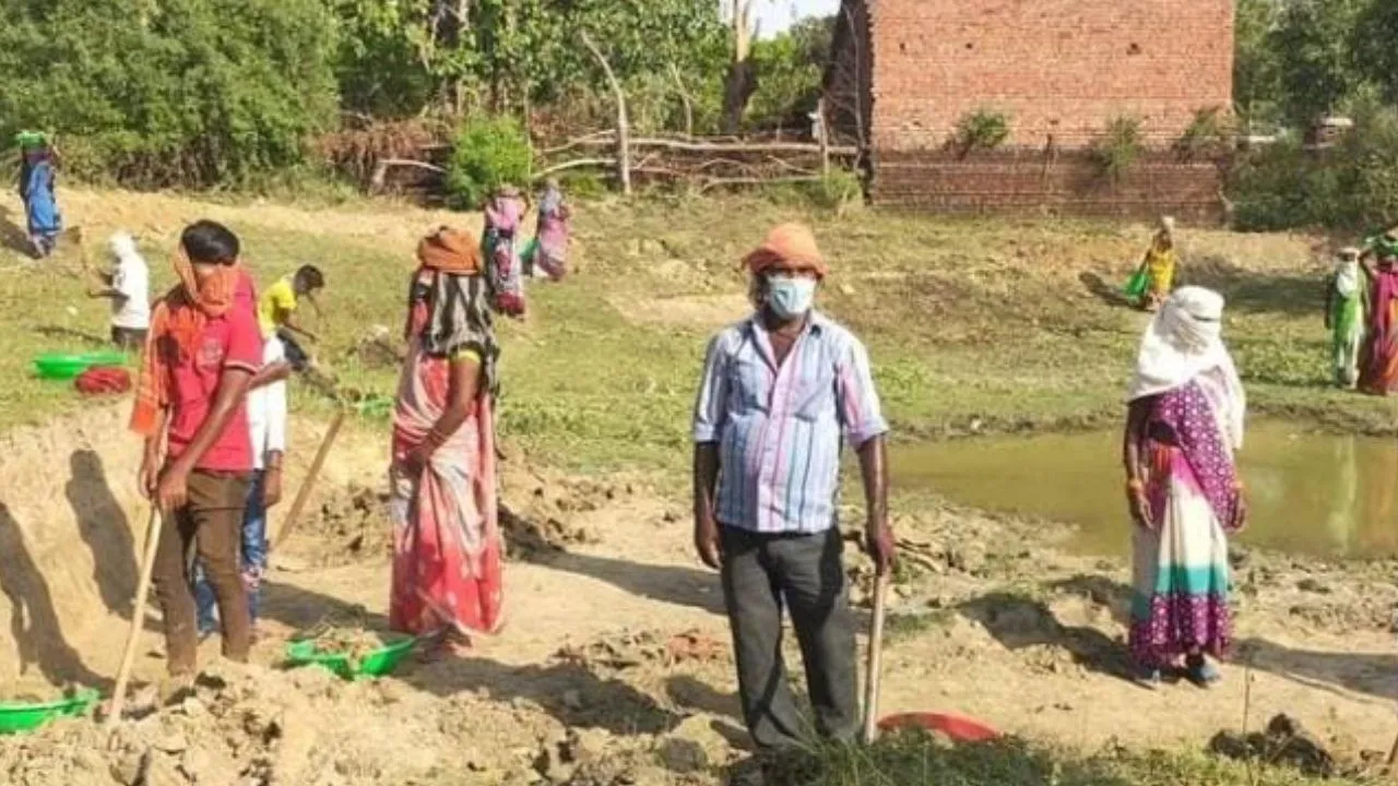 यूपी में भीषण गर्मी में बदला मनरेगा का समय, कार्यस्थल पर पेयजल, छाया और प्राथमिक उपचार की व्यवस्था